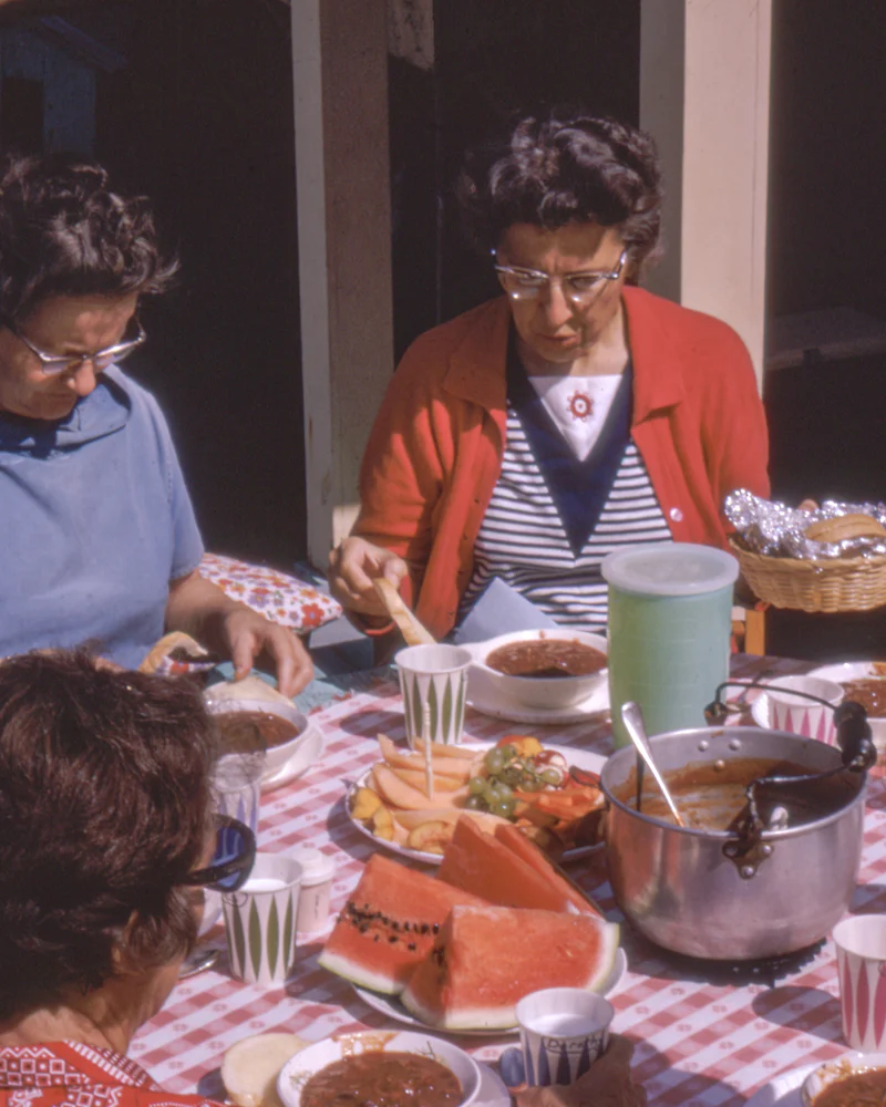 Comida familiar con mantel de cuadros (foto ilustrativa)